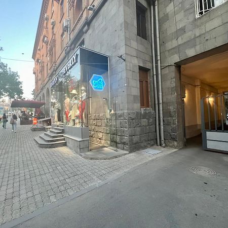 Galaxy Inn Luxury Hostel In Center Yerevan Bagian luar foto